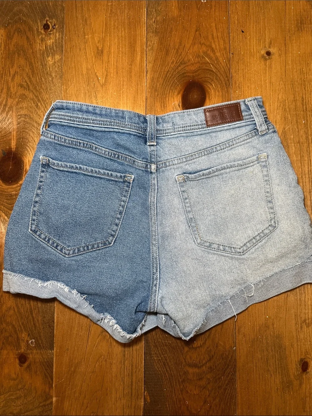 Hollister Two Tone Ultra High Rise Mom Shorts - Picture 2 of 7